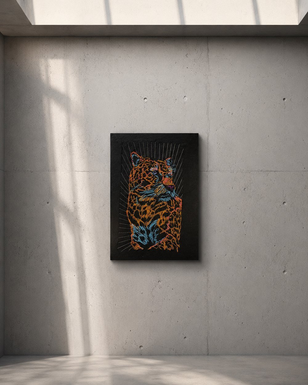 Obra textil de un felino bordado sobre fondo negro.